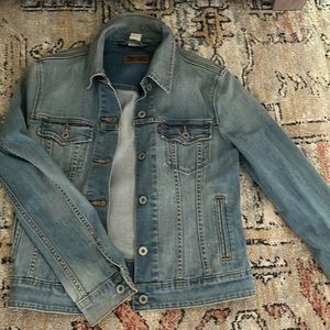 Like new Levi’s trucker jacket